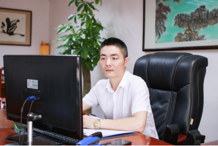 “老板，好樣的，我們永遠(yuǎn)向您看齊！” ——讀益陽(yáng)日?qǐng)?bào)《諶暢明 把公司做強(qiáng)，把公益做好》有感